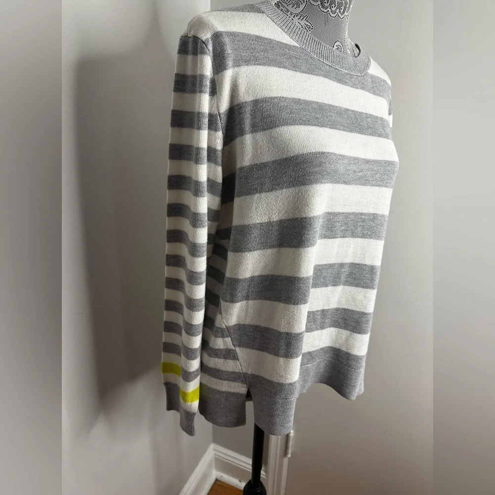 Women’s EV1 Grey And White Striped Large Pullover Lightweight Sweater.